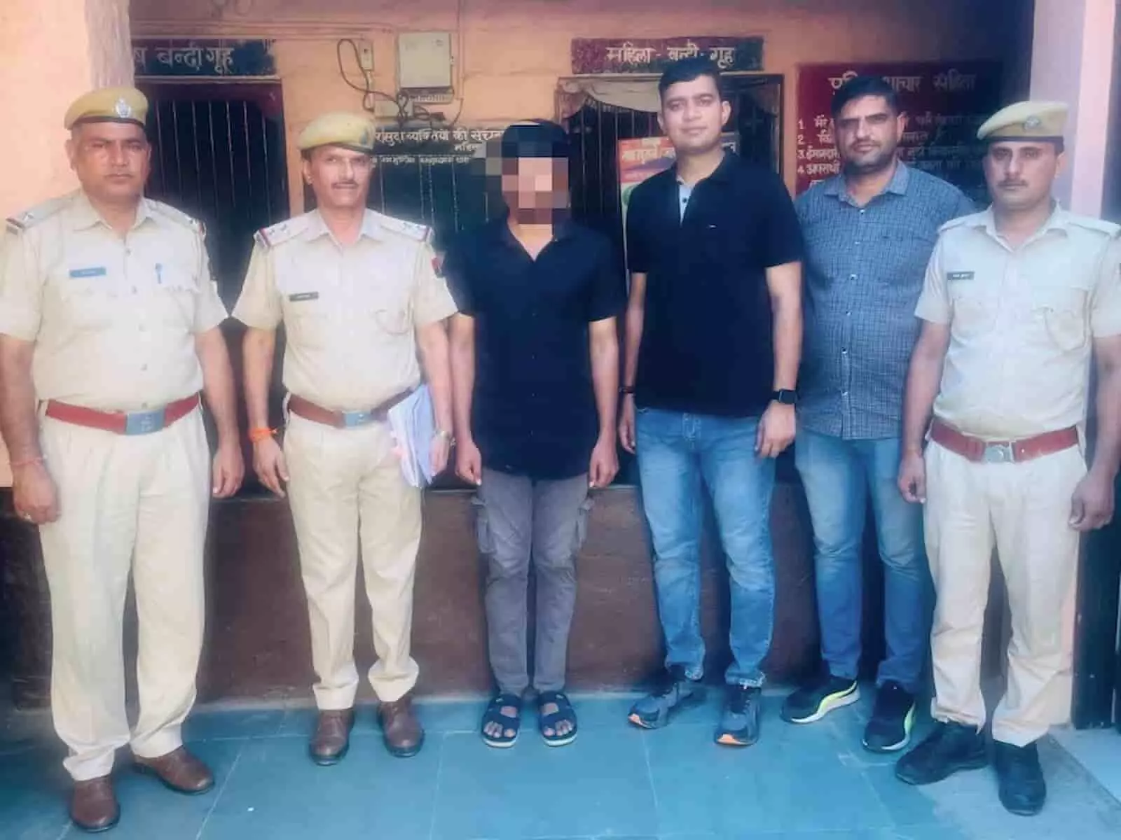 आरपीएफ कोटा के अधिकारियों के साथ हिरासत में लिया गया ट्रेन चोरी का आरोपी।