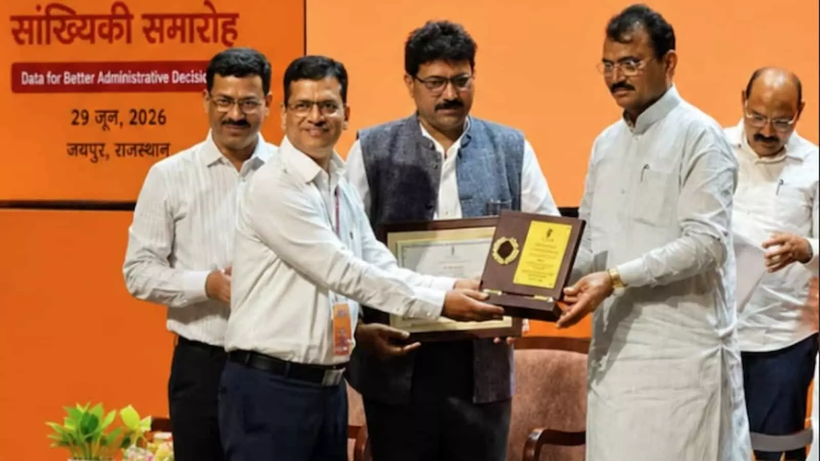 उपमुख्यमंत्री डॉ. प्रेमचंद बैरवा, श्रीकृष्ण शर्मा को पुरस्कार देते हुए जयपुर में। उपमुख्यमंत्री डॉ. प्रेमचंद बैरवा, श्रीकृष्ण शर्मा को पुरस्कार देते हुए जयपुर में।