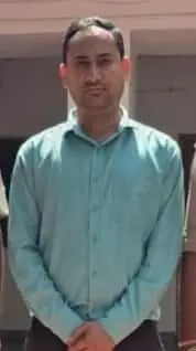 नीली शर्ट पहने आरोपी चिरायु गुप्ता पुलिस हिरासत में खड़ा दिखाई दे रहा है। नीली शर्ट पहने आरोपी चिरायु गुप्ता पुलिस हिरासत में खड़ा दिखाई दे रहा है।