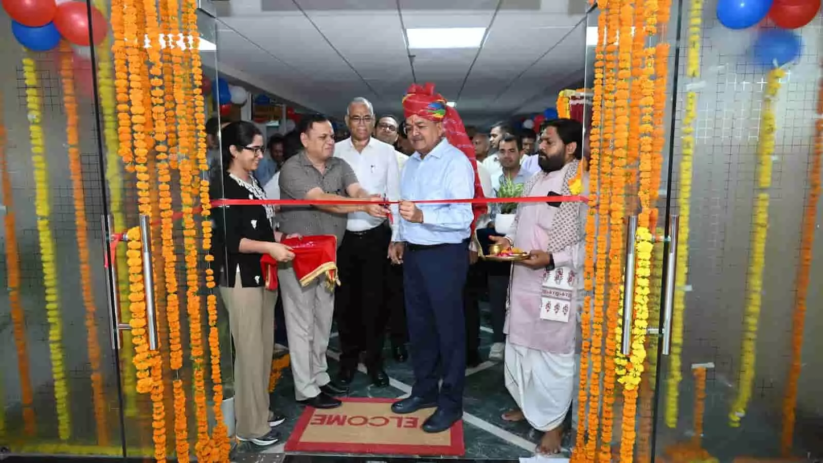 महाप्रबंधक श्री अमिताभ प्रधान कार्यालय में नए नियंत्रण कार्यालय का उद्घाटन कर रहे हैं। महाप्रबंधक श्री अमिताभ प्रधान कार्यालय में नए नियंत्रण कार्यालय का उद्घाटन कर रहे हैं।