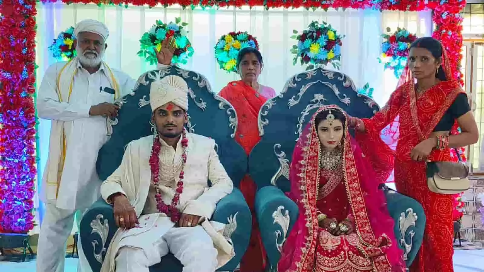विवाह के दौरान मंच पर बैठे वर शुभम और वधू मुस्कान के साथ परिजन बयाना में। विवाह के दौरान मंच पर बैठे वर शुभम और वधू मुस्कान के साथ परिजन बयाना में।
