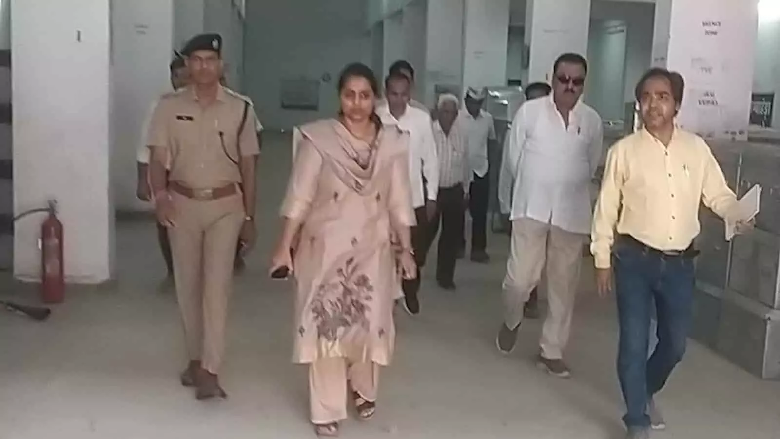 जिला कलक्टर डॉ. मंजू पुलिस अधिकारियों के साथ ईवीएम वेयरहाउस का निरीक्षण कर रही हैं।