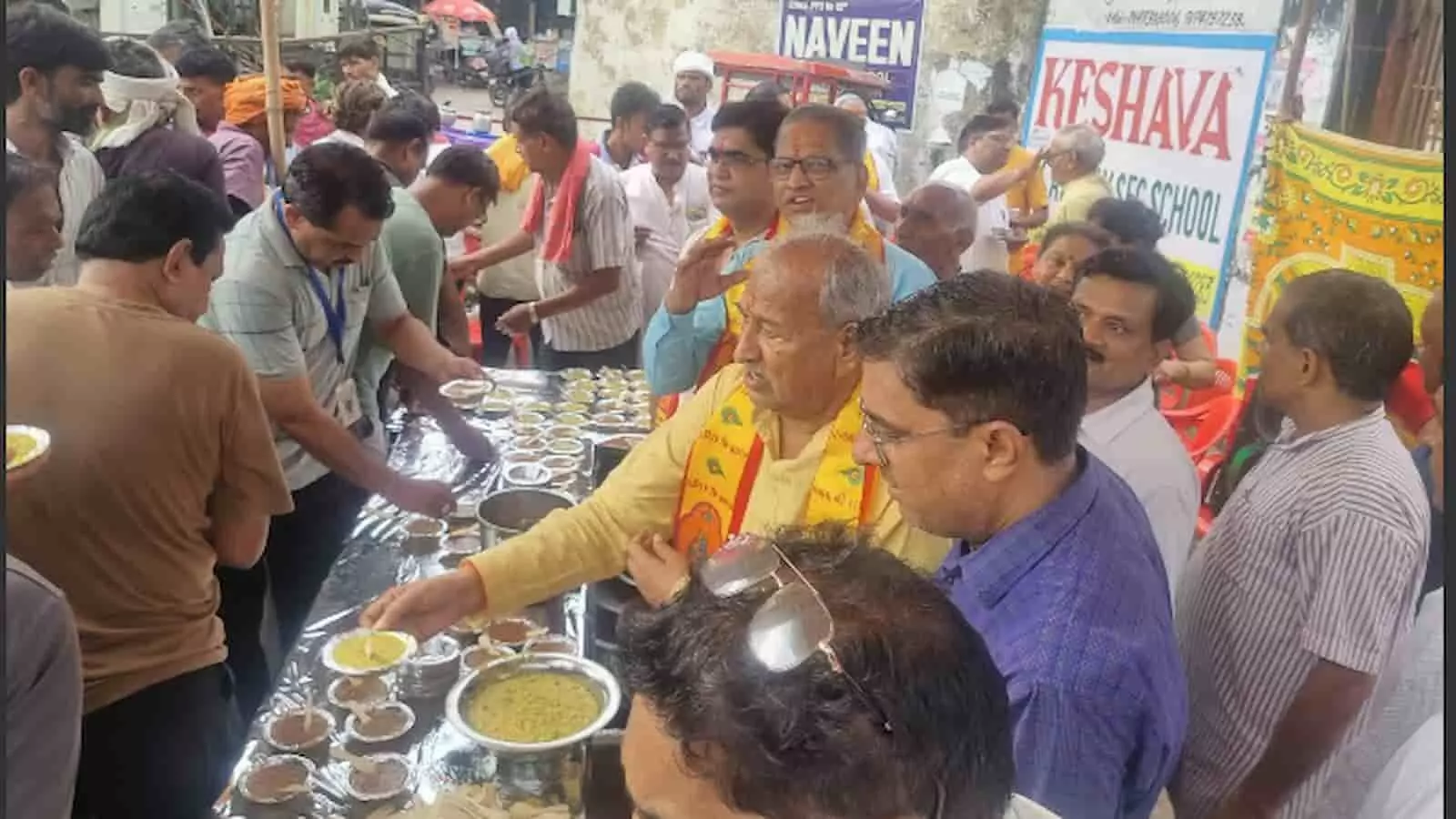 अपना घर सेवा समिति के सदस्य गंगापुर सिटी में लोगों को प्रसाद वितरित कर रहे हैं।