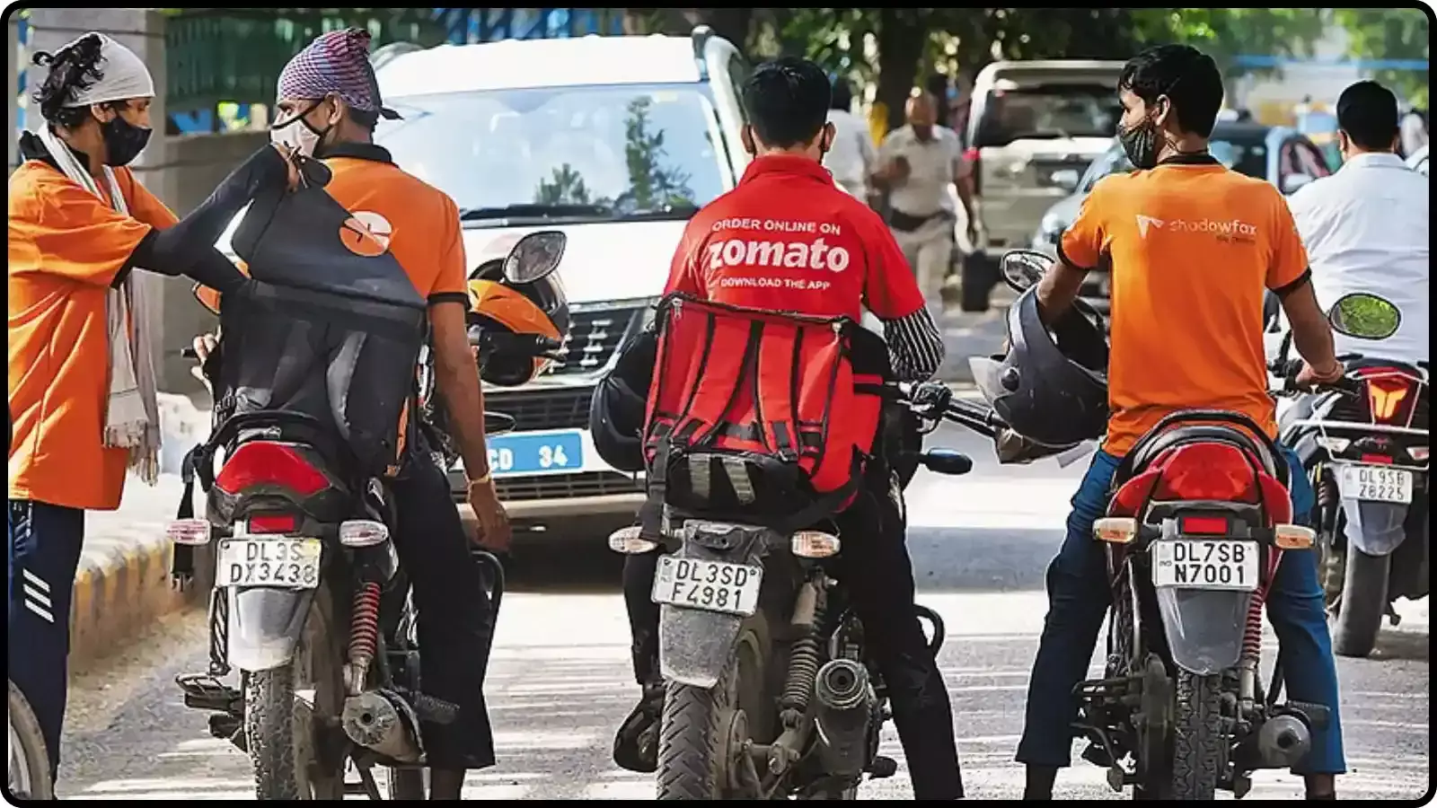 मोटरसाइकिल पर बैठे डिलीवरी पार्टनर्स कर्नाटक में गिग वर्कर्स सुरक्षा कानून विवाद के संदर्भ में दिख रहे हैं।