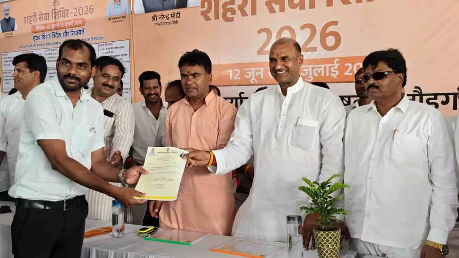विधायक चंद्रभान सिंह आक्या चित्तौड़गढ़ में लाभार्थियों को आवासीय पट्टे प्रदान करते हुए दिख रहे हैं। विधायक चंद्रभान सिंह आक्या चित्तौड़गढ़ में लाभार्थियों को आवासीय पट्टे प्रदान करते हुए दिख रहे हैं।