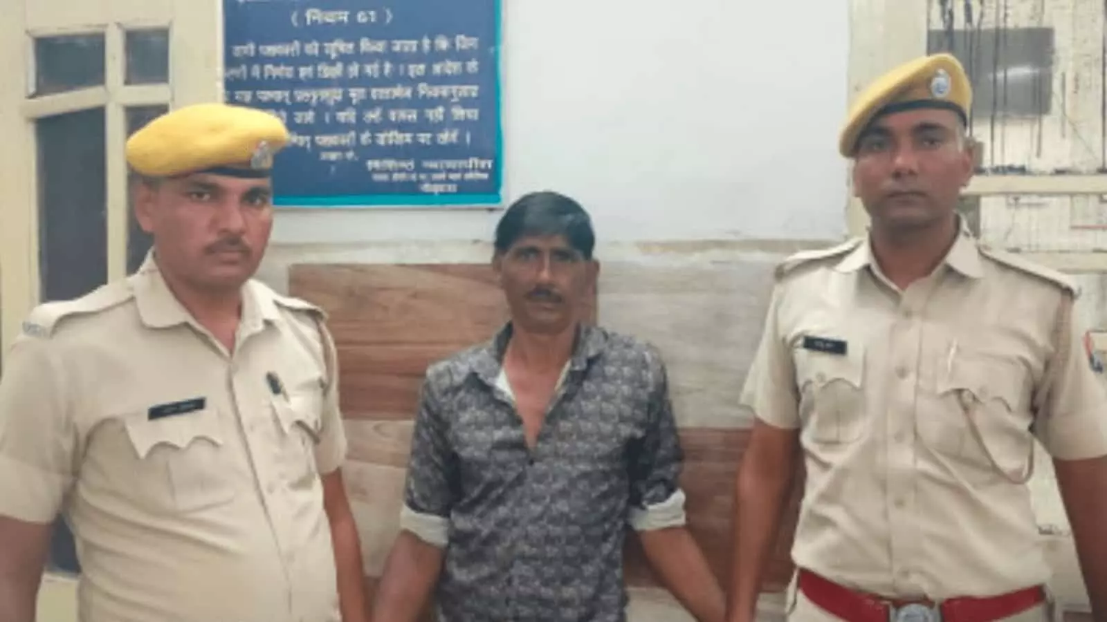 भीलवाड़ा एनडीपीएस मामले का आरोपी दो पुलिसकर्मियों के बीच खड़ा हुआ दिखाई दे रहा है। भीलवाड़ा एनडीपीएस मामले का आरोपी दो पुलिसकर्मियों के बीच खड़ा हुआ दिखाई दे रहा है।