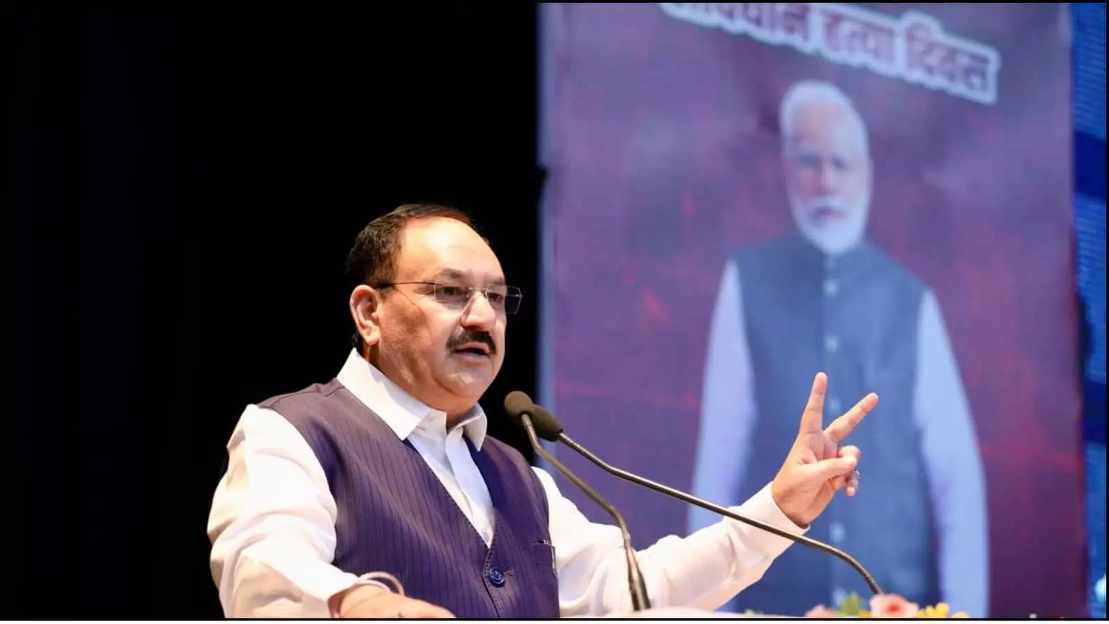मंच पर भाषण देते हुए केंद्रीय स्वास्थ्य मंत्री जेपी नड्डा नई दिल्ली में स्वास्थ्य सेवा सुदृढ़ीकरण कार्यक्रम के संदर्भ में।
