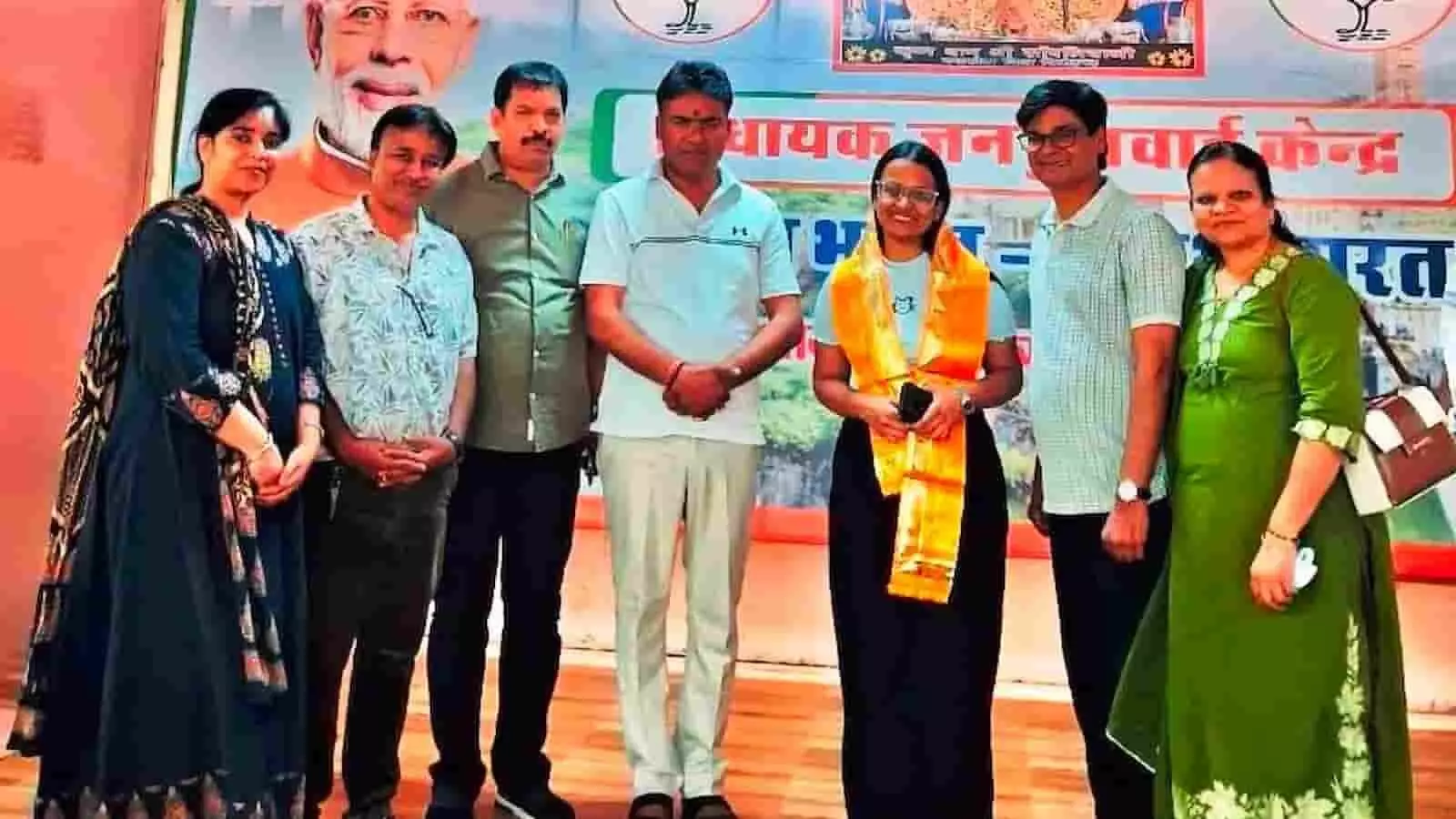 विधायक कार्यालय में शगुन अग्रवाल को सम्मानित करते हुए लोग और विधायक आक्या। विधायक कार्यालय में शगुन अग्रवाल को सम्मानित करते हुए लोग और विधायक आक्या।