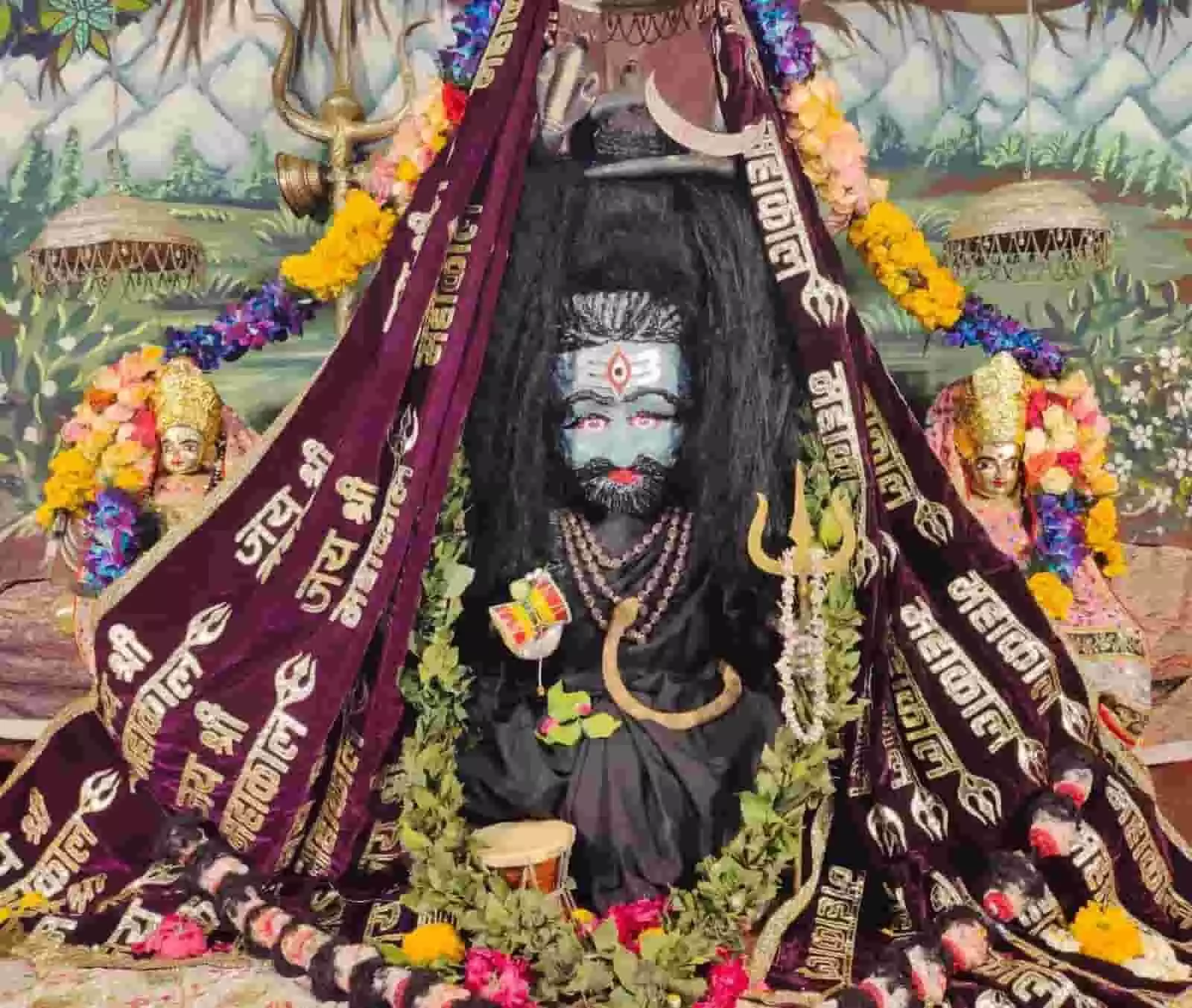 चित्तौड़गढ़ के कार्यक्रम में फूलों से सुसज्जित भगवान शिव की प्रतिमा दिख रही है। चित्तौड़गढ़ के कार्यक्रम में फूलों से सुसज्जित भगवान शिव की प्रतिमा दिख रही है।