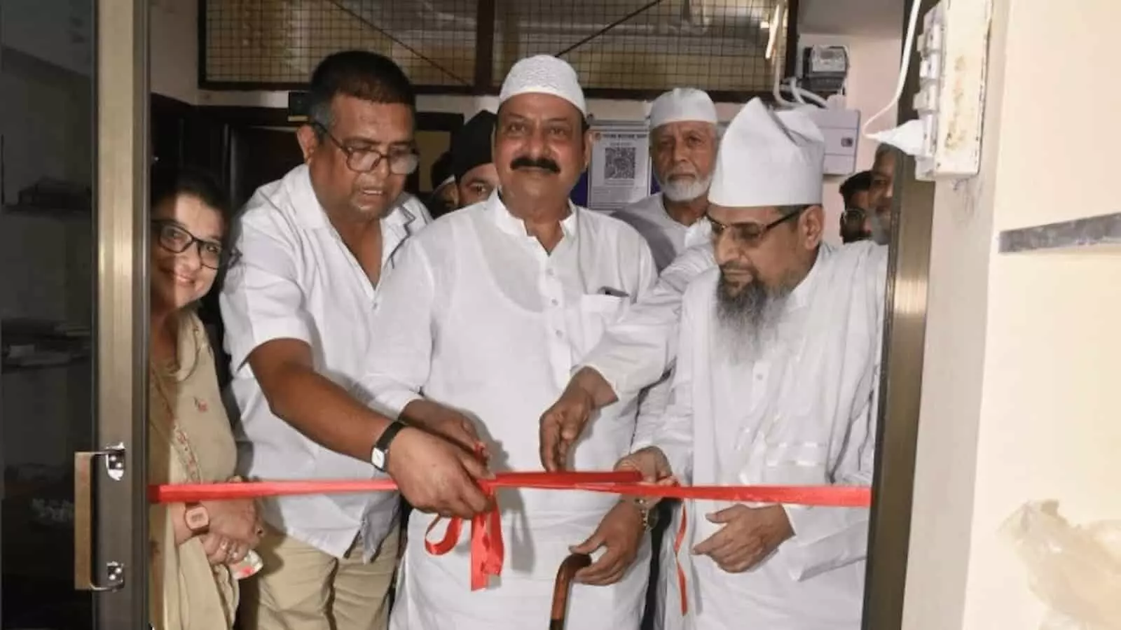 तस्वीर में कई लोग शास्त्री नगर के भवन प्रवेश द्वार पर फीता काटते हुए दिखाई दे रहे हैं। तस्वीर में कई लोग शास्त्री नगर के भवन प्रवेश द्वार पर फीता काटते हुए दिखाई दे रहे हैं।