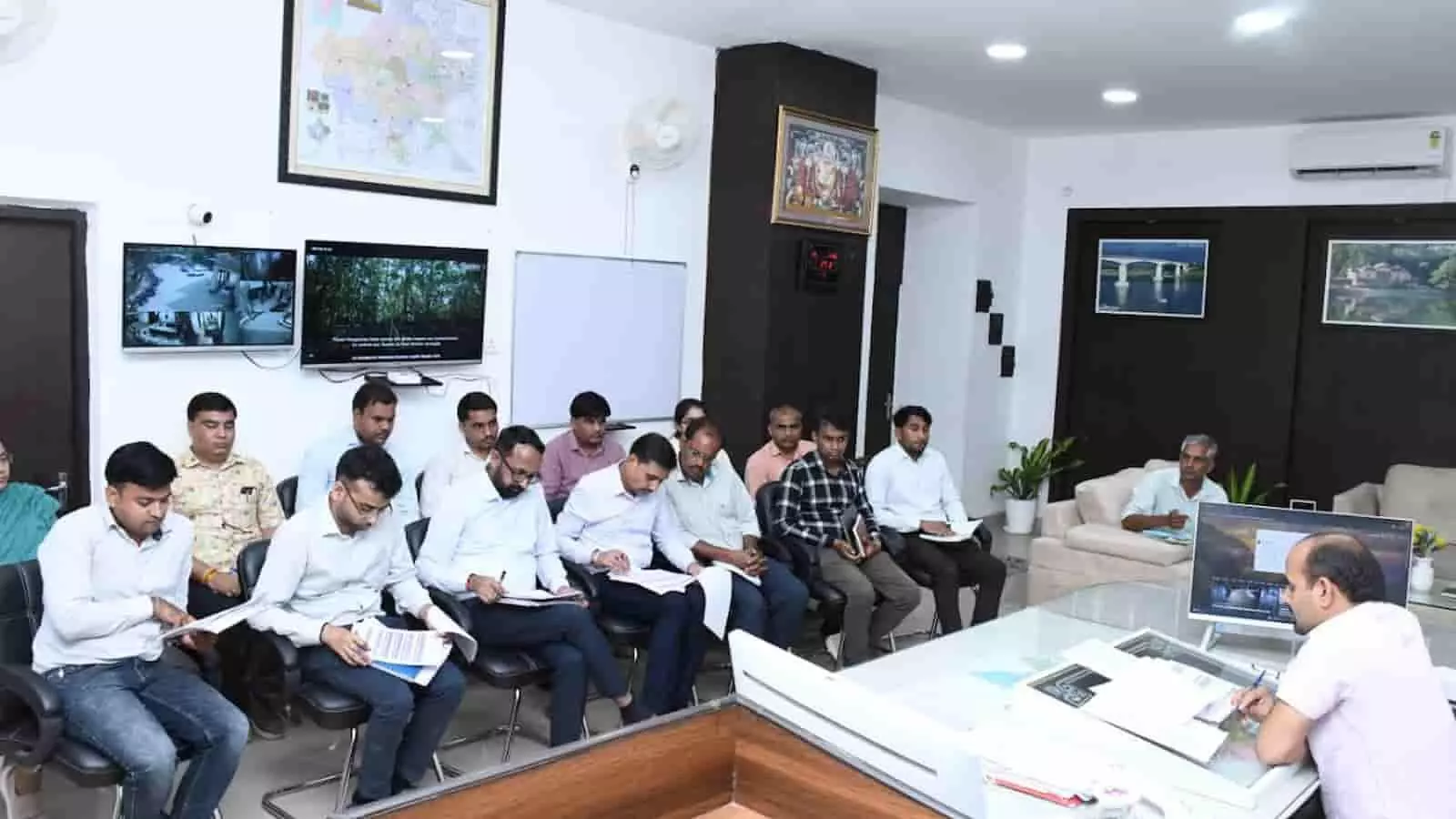 तस्वीर में जिला कलेक्टर अधिकारियों के साथ कलेक्ट्रेट में समीक्षा बैठक कर रहे हैं। तस्वीर में जिला कलेक्टर अधिकारियों के साथ कलेक्ट्रेट में समीक्षा बैठक कर रहे हैं।