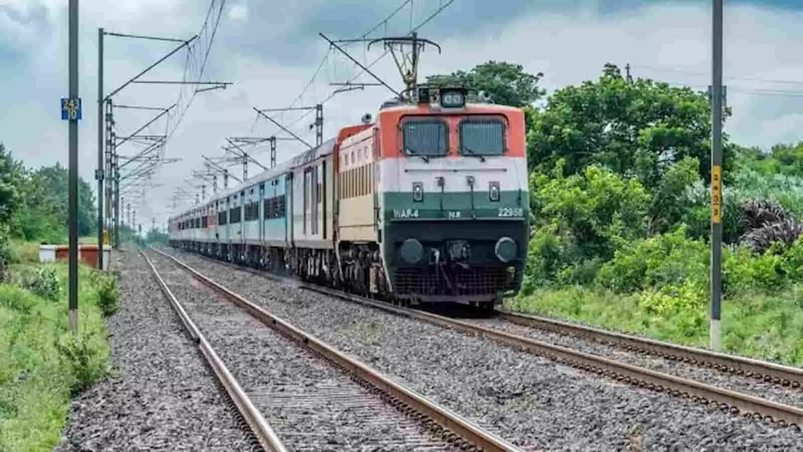 रेलवे ट्रैक पर दौड़ती हुई एक भारतीय एक्सप्रेस ट्रेन की तस्वीर। रेलवे ट्रैक पर दौड़ती हुई एक भारतीय एक्सप्रेस ट्रेन की तस्वीर।