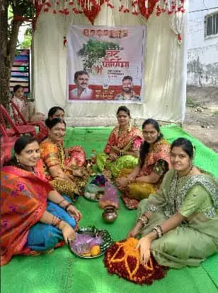वटपौर्णिमा पूजन के लिए घाया नगर में पारंपरिक परिधानों में बैठी महिलाएं।