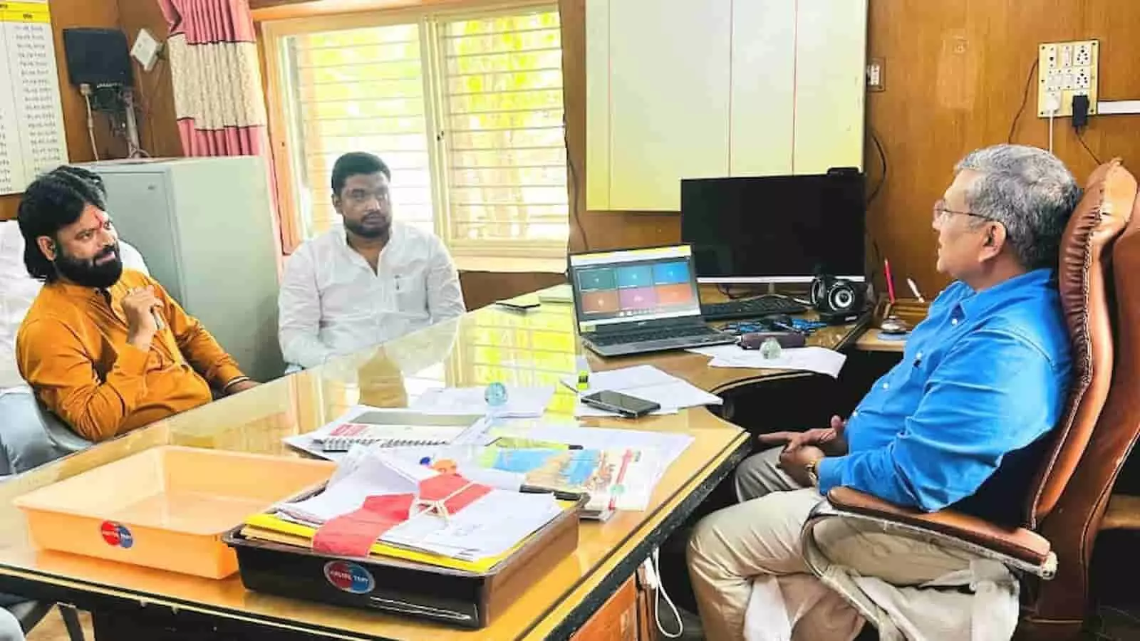 महावितरण के अधिकारी के साथ बैठक करते हुए जालना के नगरसेवक व प्रतिनिधि।