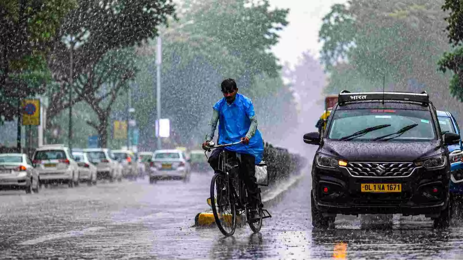दिल्ली की सड़कों पर तेज बारिश में साइकिल चलाता व्यक्ति और वाहन। दिल्ली की सड़कों पर तेज बारिश में साइकिल चलाता व्यक्ति और वाहन।