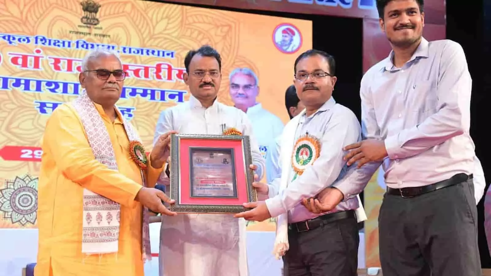 तस्वीर में मंच पर खड़े मंत्री और अधिकारी जेके सीमेंट के प्रतिनिधियों को सम्मान पत्र दे रहे हैं। तस्वीर में मंच पर खड़े मंत्री और अधिकारी जेके सीमेंट के प्रतिनिधियों को सम्मान पत्र दे रहे हैं।