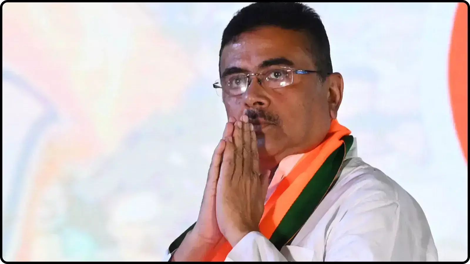 हाथ जोड़े खड़े राजनीतिक नेता पश्चिम बंगाल विधानसभा में ओबीसी आरक्षण संशोधन के संदर्भ में।