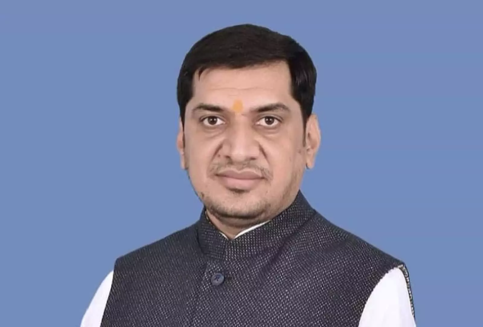 तस्वीर में समाजसेवी अमित कलाल नीले बैकग्राउंड के सामने खड़े हुए दिख रहे हैं। तस्वीर में समाजसेवी अमित कलाल नीले बैकग्राउंड के सामने खड़े हुए दिख रहे हैं।