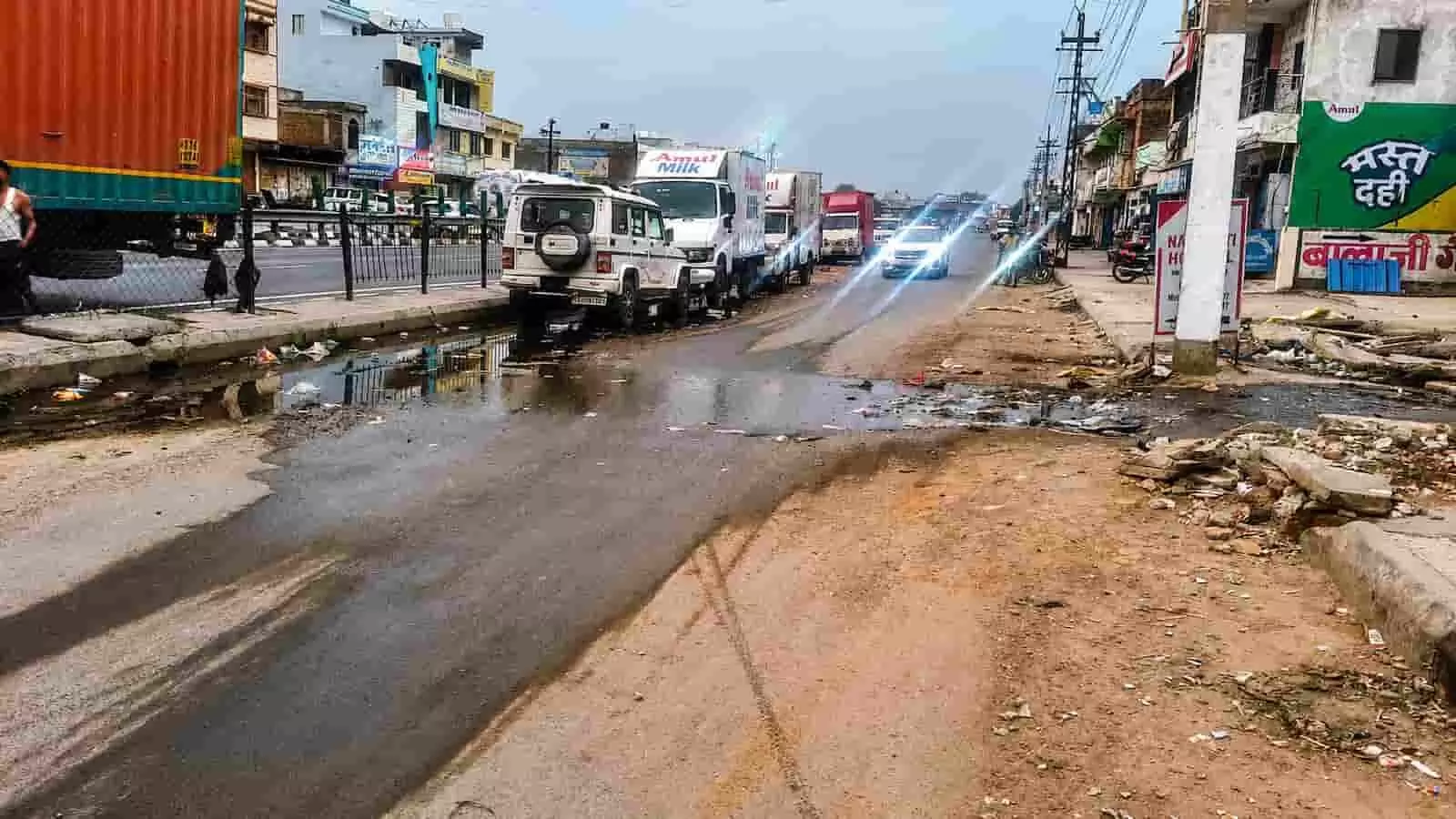 खेरवाड़ा में सर्विस रोड पर जमा गंदा पानी और वहां खड़े वाहन दिख रहे हैं। खेरवाड़ा में सर्विस रोड पर जमा गंदा पानी और वहां खड़े वाहन दिख रहे हैं।