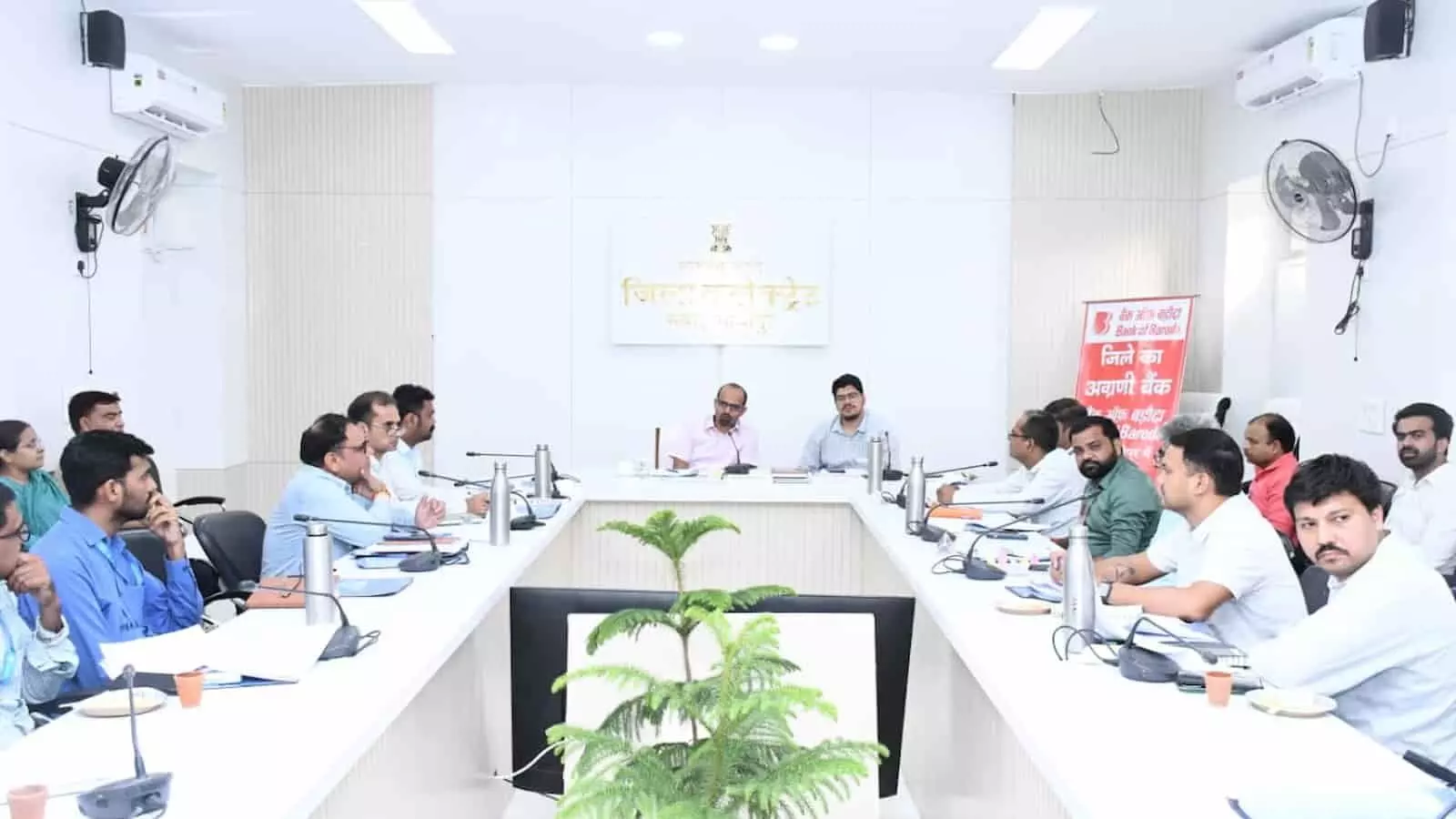 बैठक कक्ष में उपस्थित अधिकारियों के साथ जिला कलक्टर काना राम जिला स्तरीय बैंक समिति समीक्षा के दौरान। बैठक कक्ष में उपस्थित अधिकारियों के साथ जिला कलक्टर काना राम जिला स्तरीय बैंक समिति समीक्षा के दौरान।