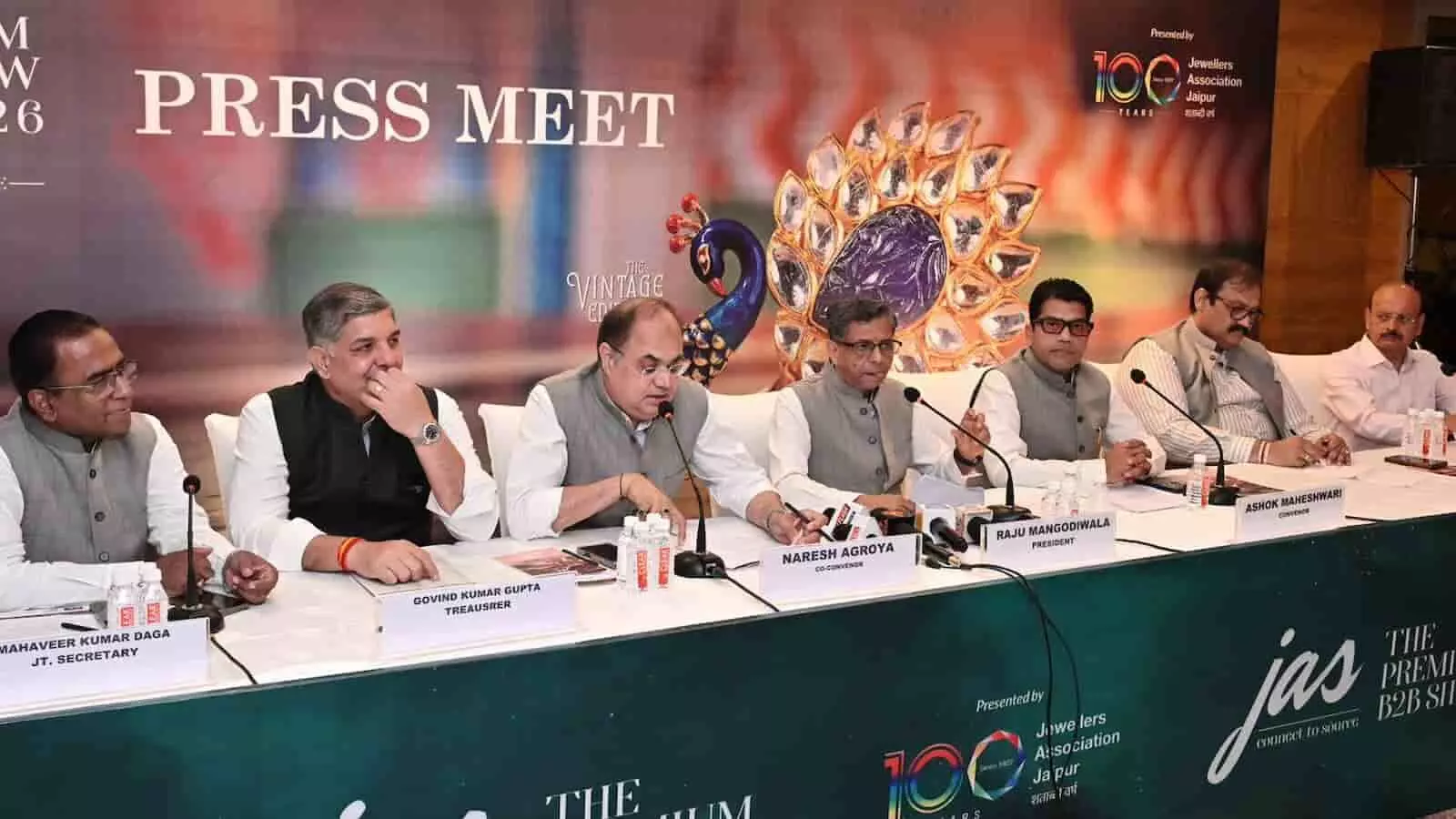 जयपुर में प्रेस वार्ता के दौरान मंच पर बैठे ज्वेलर्स एसोसिएशन के विभिन्न पदाधिकारी। जयपुर में प्रेस वार्ता के दौरान मंच पर बैठे ज्वेलर्स एसोसिएशन के विभिन्न पदाधिकारी।