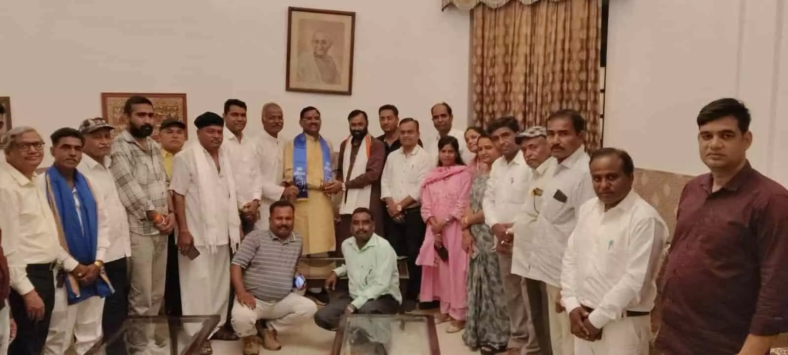उदयपुर में आयोजित कांग्रेस की बैठक में विभिन्न पदाधिकारी और कार्यकर्ता एक साथ दिख रहे हैं। उदयपुर में आयोजित कांग्रेस की बैठक में विभिन्न पदाधिकारी और कार्यकर्ता एक साथ दिख रहे हैं।