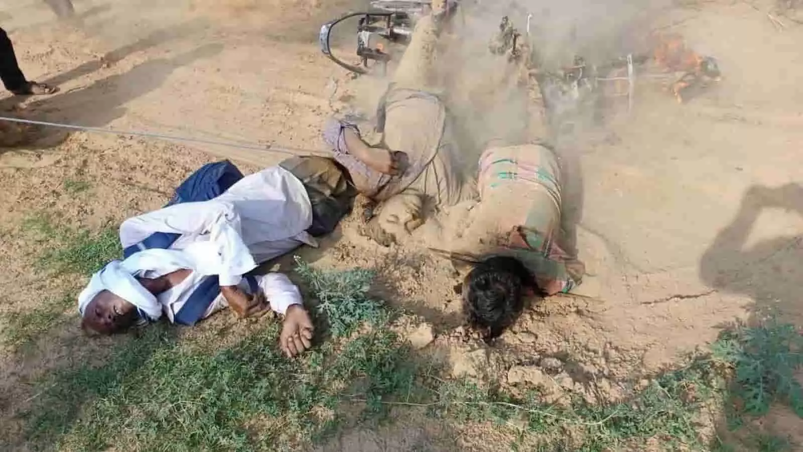 भोपुर गांव में धरना स्थल पर वार्ता करते प्रशासनिक अधिकारी और जनप्रतिनिधियों की तस्वीर।