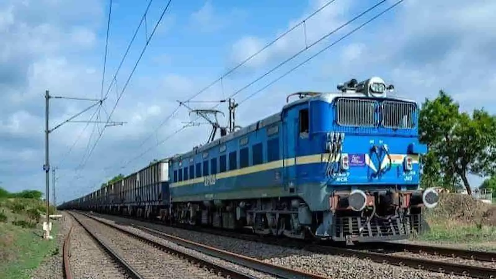 रेलवे ट्रैक पर दौड़ता नीले रंग का इलेक्ट्रिक ट्रेन इंजन पश्चिम रेलवे के संदर्भ में। रेलवे ट्रैक पर दौड़ता नीले रंग का इलेक्ट्रिक ट्रेन इंजन पश्चिम रेलवे के संदर्भ में।