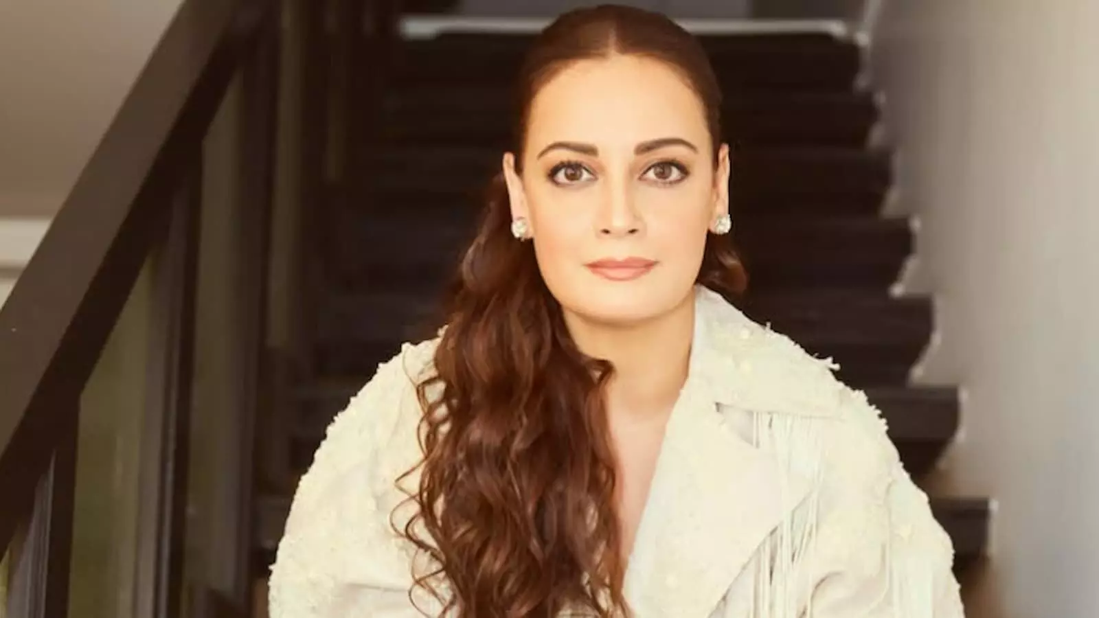 अभिनेत्री दिया मिर्जा सीढ़ियों पर बैठकर कैमरे की ओर देख रही हैं। अभिनेत्री दिया मिर्जा सीढ़ियों पर बैठकर कैमरे की ओर देख रही हैं।