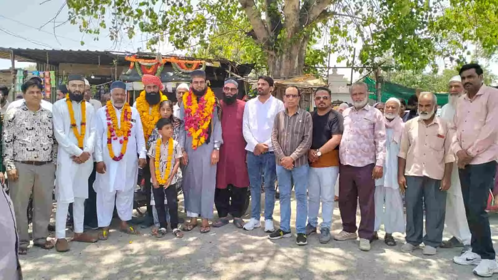 तस्वीर में उमराह यात्रा पर जाने वाले जायरीनों का माल्यार्पण कर स्वागत करते लोग आमेट में खड़े हैं। तस्वीर में उमराह यात्रा पर जाने वाले जायरीनों का माल्यार्पण कर स्वागत करते लोग आमेट में खड़े हैं।