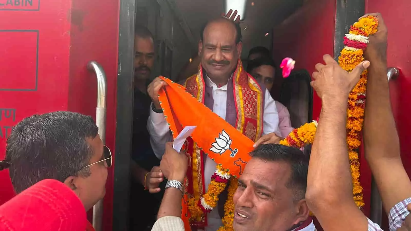 ट्रेन के दरवाजे पर खड़े लोकसभा अध्यक्ष ओम बिरला का स्वागत करते भाजपा कार्यकर्ता। ट्रेन के दरवाजे पर खड़े लोकसभा अध्यक्ष ओम बिरला का स्वागत करते भाजपा कार्यकर्ता।