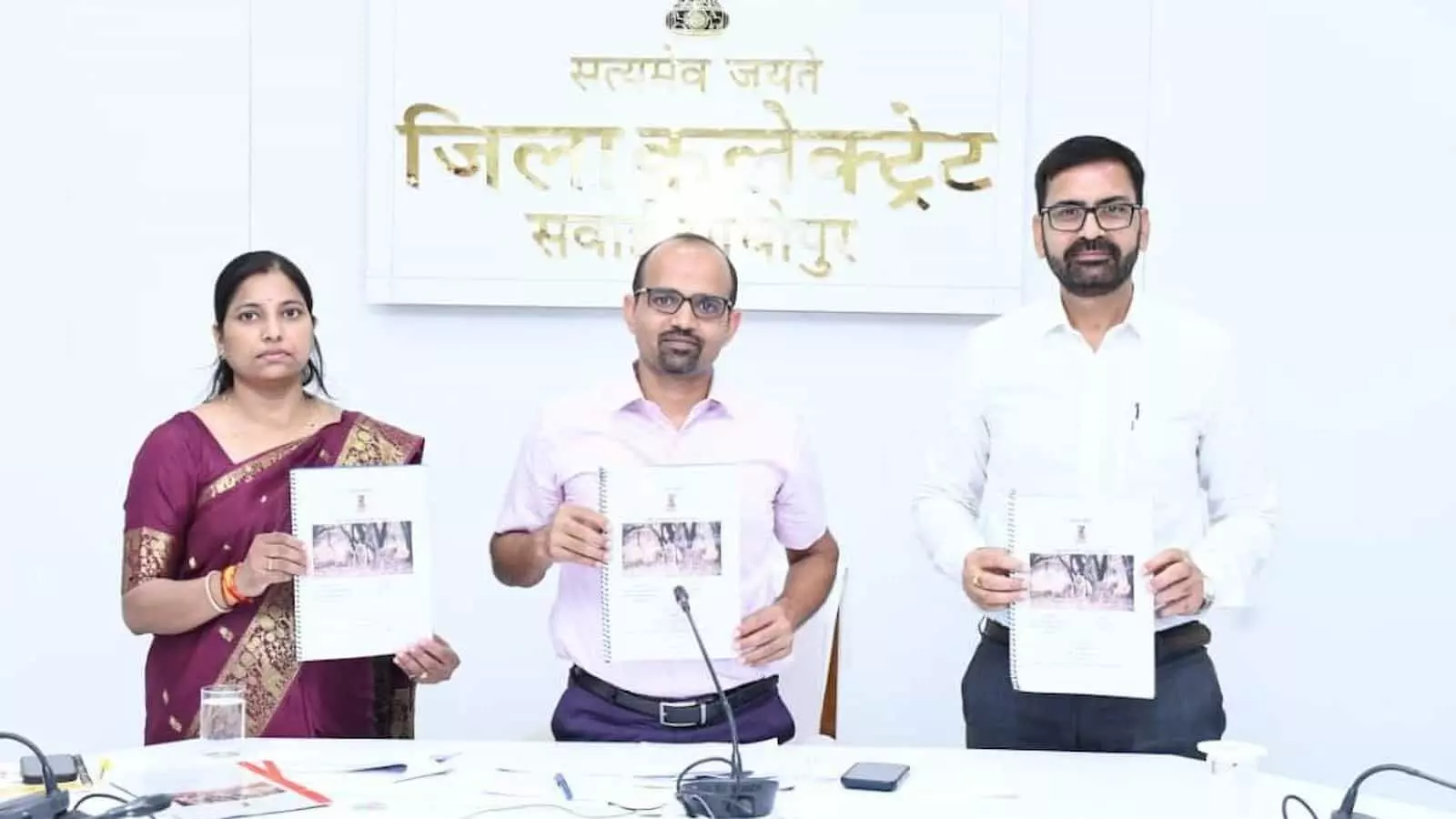 फोल्डर विमोचन करते जिला कलक्टर और अधिकारी सवाई माधोपुर कलेक्ट्रेट में दिख रहे हैं। फोल्डर विमोचन करते जिला कलक्टर और अधिकारी सवाई माधोपुर कलेक्ट्रेट में दिख रहे हैं।