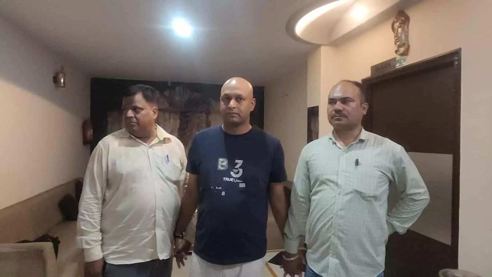 तस्वीर में एसीबी टीम की गिरफ्त में खड़ा मध्य प्रदेश पुलिस का आरोपी हेड कांस्टेबल। तस्वीर में एसीबी टीम की गिरफ्त में खड़ा मध्य प्रदेश पुलिस का आरोपी हेड कांस्टेबल।