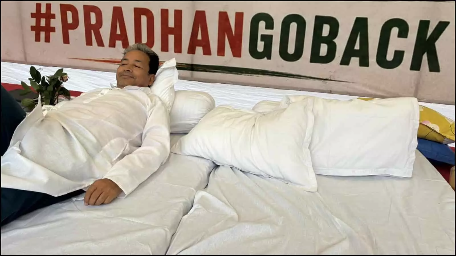 बिस्तर पर लेटे हुए सोनम वांगचुक दिल्ली में नीट परीक्षा विरोध प्रदर्शन के दौरान दिखाई दे रहे हैं।