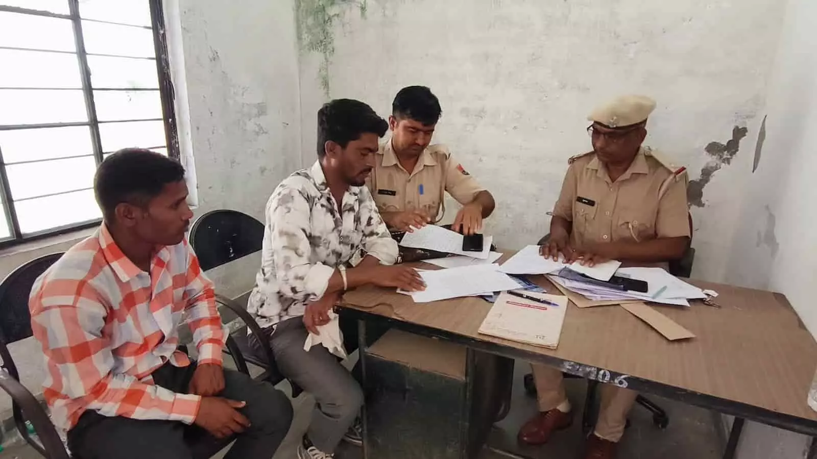 प्रतापगढ़ में पुलिस अधिकारी एक व्यक्ति से पूछताछ और कानूनी कार्यवाही कर रहे हैं। प्रतापगढ़ में पुलिस अधिकारी एक व्यक्ति से पूछताछ और कानूनी कार्यवाही कर रहे हैं।