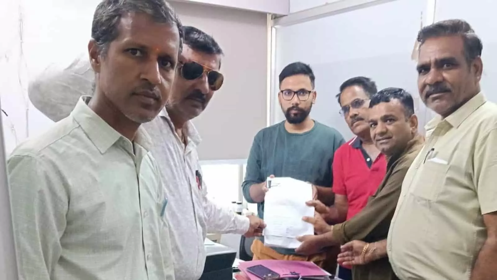 मगवास गांव के ग्रामीण उदयपुर में अधिकारियों को अपनी समस्या का ज्ञापन सौंप रहे हैं।