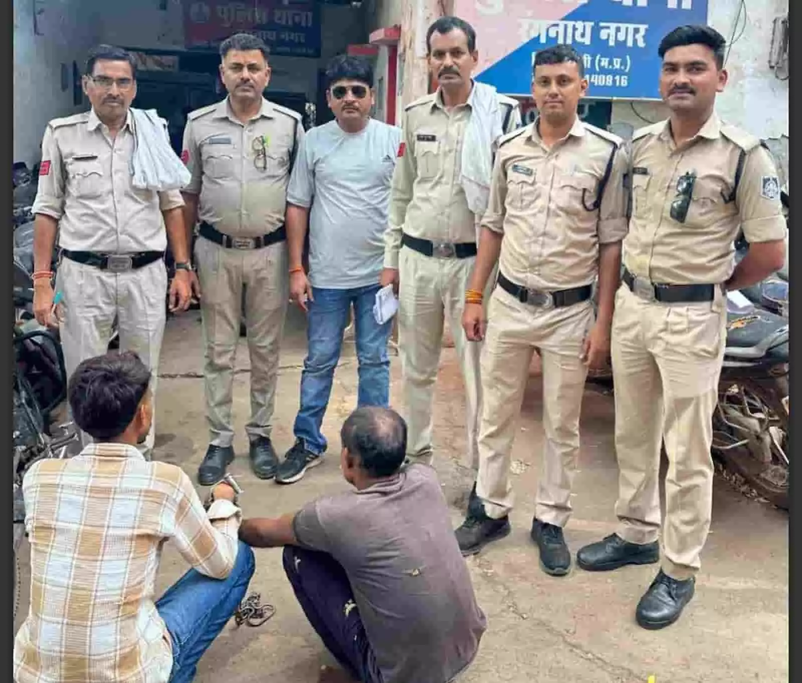 रंगनाथ नगर थाना परिसर में दो गिरफ्तार आरोपी पुलिस अधिकारियों के साथ खड़े हैं। रंगनाथ नगर थाना परिसर में दो गिरफ्तार आरोपी पुलिस अधिकारियों के साथ खड़े हैं।