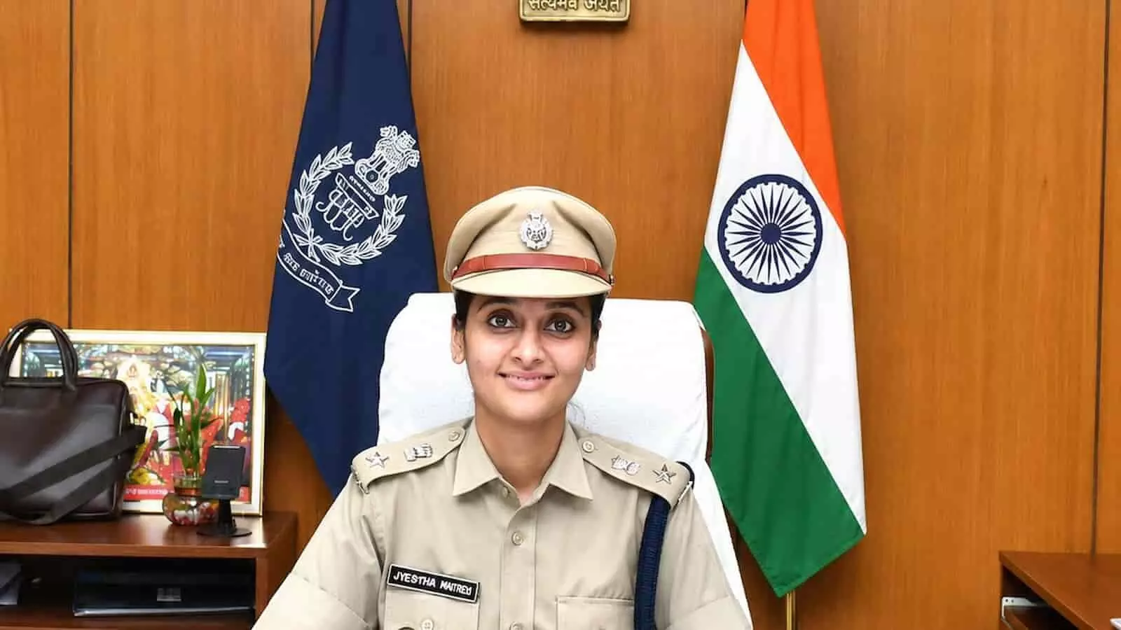 कार्यालय में कुर्सी पर बैठीं पुलिस अधीक्षक ज्येष्ठा मैत्रेयी, पृष्ठभूमि में तिरंगा झंडा मौजूद है। कार्यालय में कुर्सी पर बैठीं पुलिस अधीक्षक ज्येष्ठा मैत्रेयी, पृष्ठभूमि में तिरंगा झंडा मौजूद है।