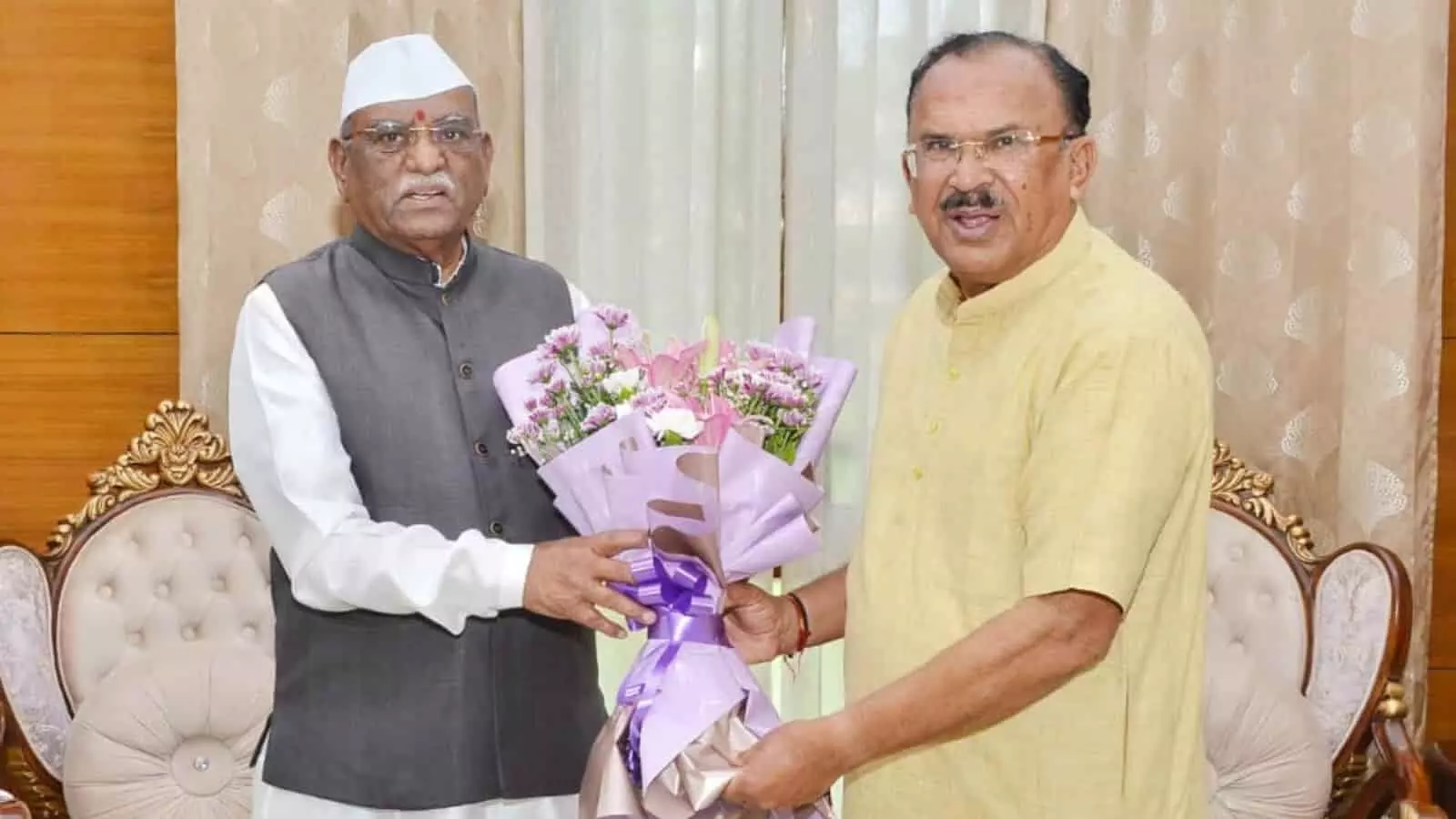 तस्वीर में विधानसभा अध्यक्ष वासुदेव देवनानी राज्यपाल हरिभाऊ बागडे को गुलदस्ता भेंट करते हुए दिख रहे हैं। तस्वीर में विधानसभा अध्यक्ष वासुदेव देवनानी राज्यपाल हरिभाऊ बागडे को गुलदस्ता भेंट करते हुए दिख रहे हैं।