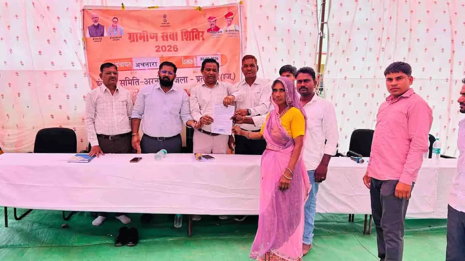 ग्रामीण सेवा शिविर में एक महिला को आवासीय पट्टा सौंपते हुए प्रशासनिक अधिकारी। ग्रामीण सेवा शिविर में एक महिला को आवासीय पट्टा सौंपते हुए प्रशासनिक अधिकारी।