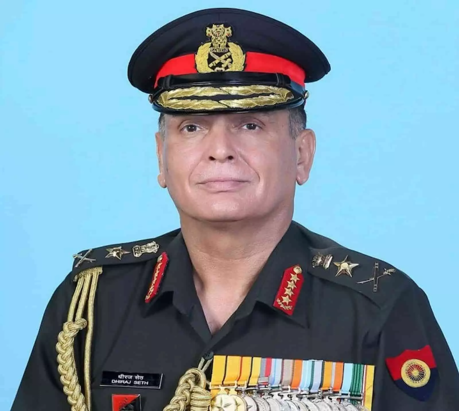 भारतीय सेना प्रमुख जनरल धीरज सेठ अपनी सैन्य वर्दी में सामने की ओर देखते हुए। भारतीय सेना प्रमुख जनरल धीरज सेठ अपनी सैन्य वर्दी में सामने की ओर देखते हुए।