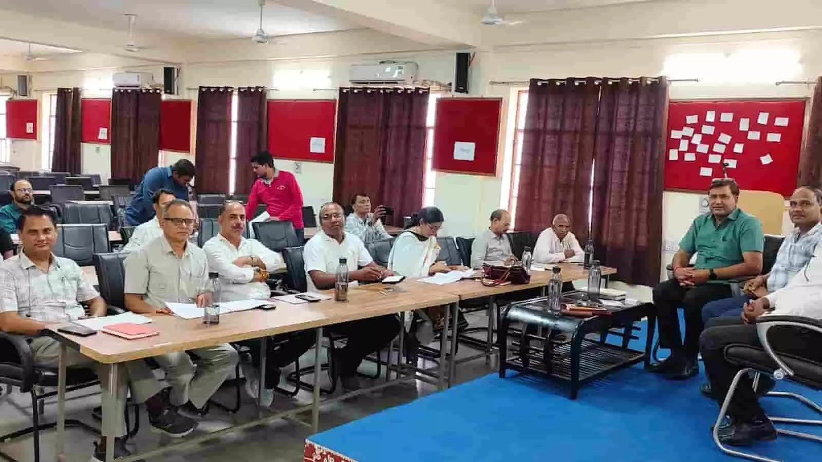 प्रतापगढ़ डाइट के सभागार में कुर्सियों पर बैठकर बैठक करते शिक्षा अधिकारी। प्रतापगढ़ डाइट के सभागार में कुर्सियों पर बैठकर बैठक करते शिक्षा अधिकारी।