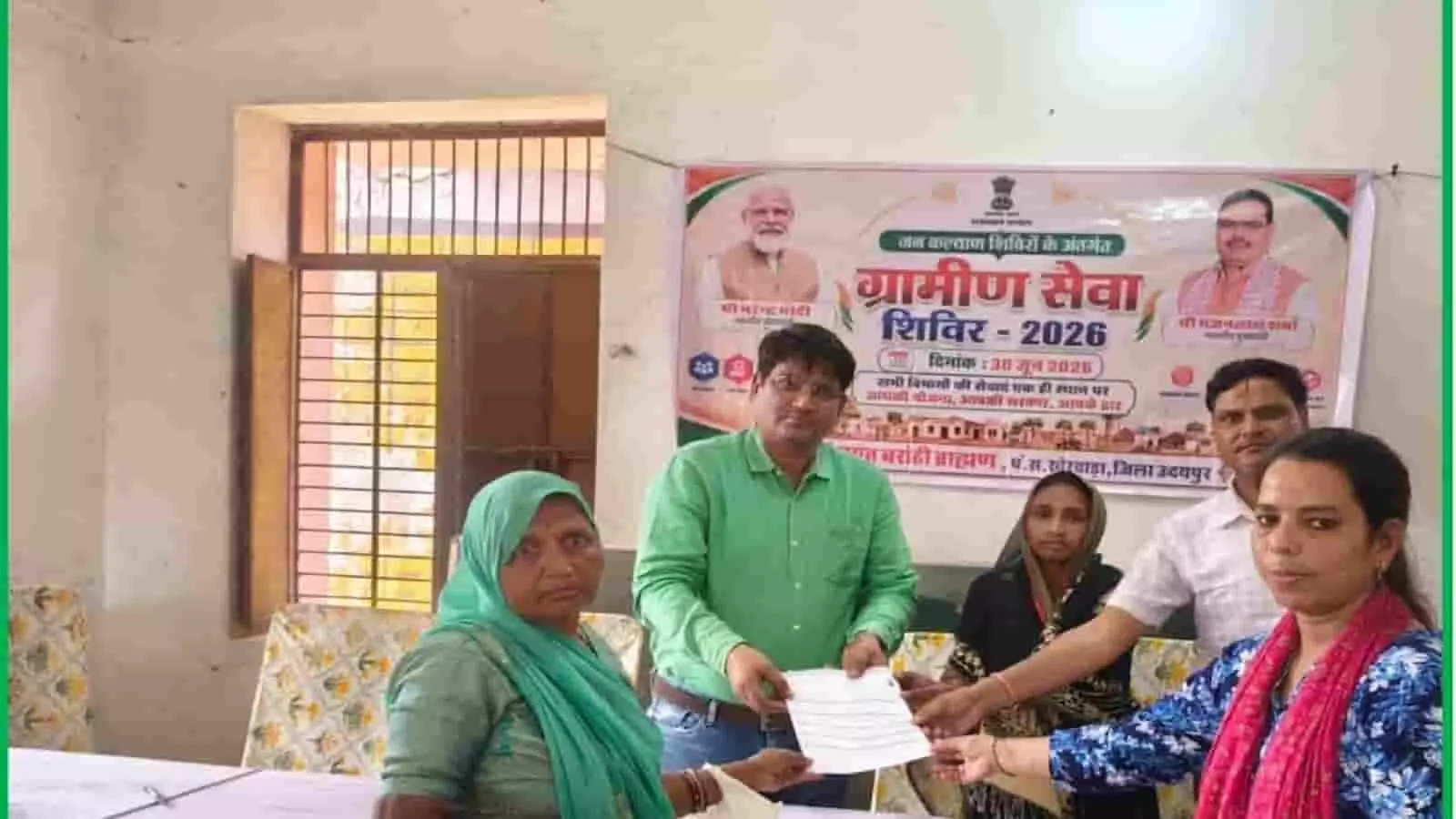 ग्रामीण सेवा शिविर में अधिकारी महिला लाभार्थी को पेंशन प्रमाण पत्र सौंपते हुए।