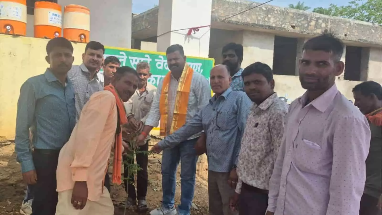 झाड़ोल की रोहिमाला ग्राम पंचायत में ग्रामीण सेवा शिविर के दौरान पौधा लगाते जनप्रतिनिधि और अधिकारी।
