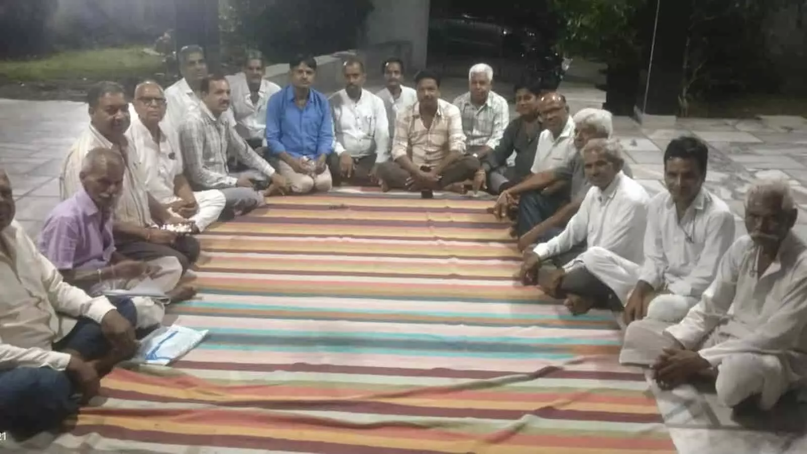 तस्वीर में जमीन पर बैठकर बैठक करते कार्यकर्ता जगन्नाथ रथ यात्रा की तैयारियों के संदर्भ में। तस्वीर में जमीन पर बैठकर बैठक करते कार्यकर्ता जगन्नाथ रथ यात्रा की तैयारियों के संदर्भ में।