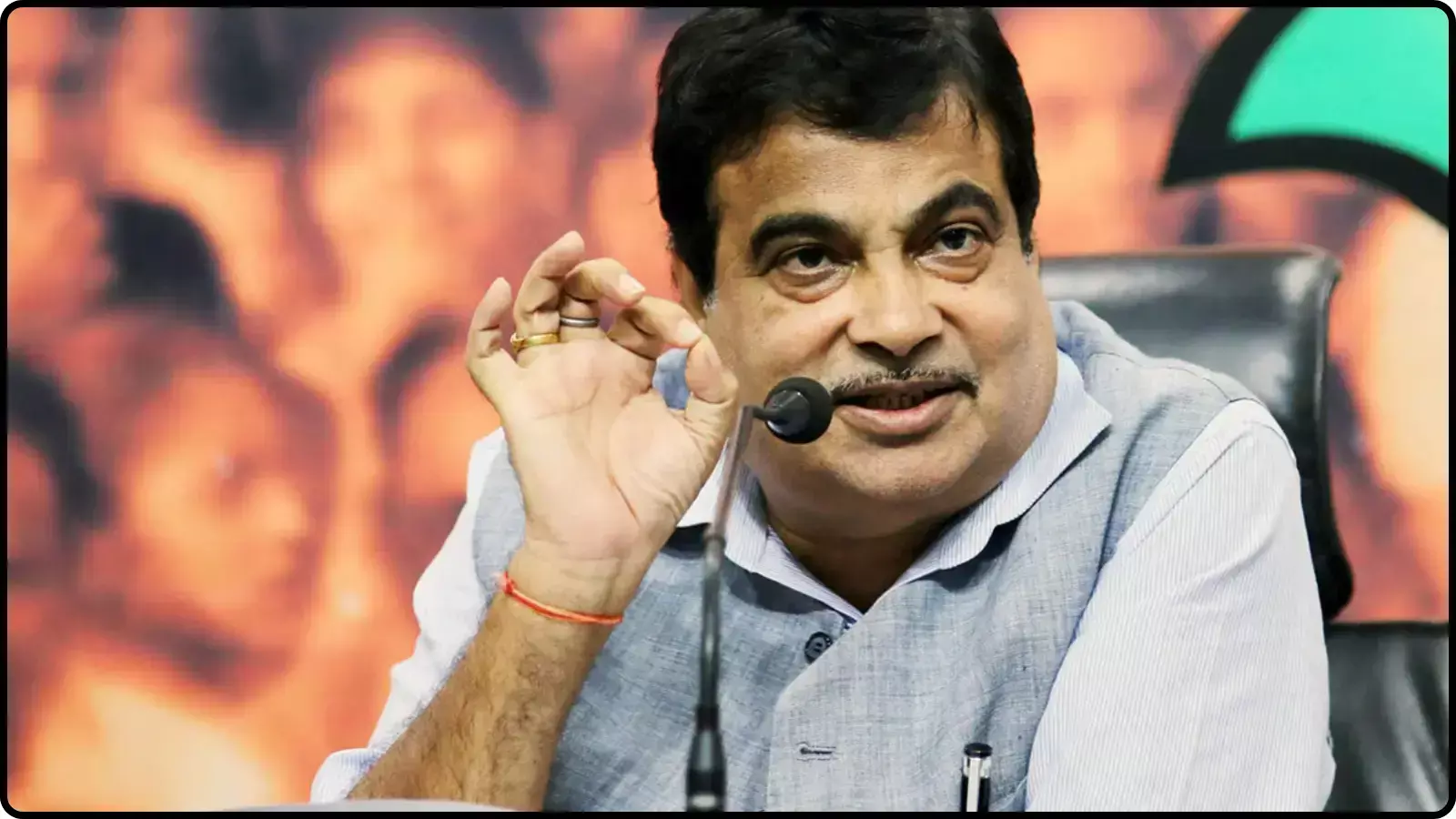 माइक के सामने बोलते हुए नितिन गडकरी नागपुर में एथेनॉल ईंधन नियमों की मंजूरी के संदर्भ में। माइक के सामने बोलते हुए नितिन गडकरी नागपुर में एथेनॉल ईंधन नियमों की मंजूरी के संदर्भ में।