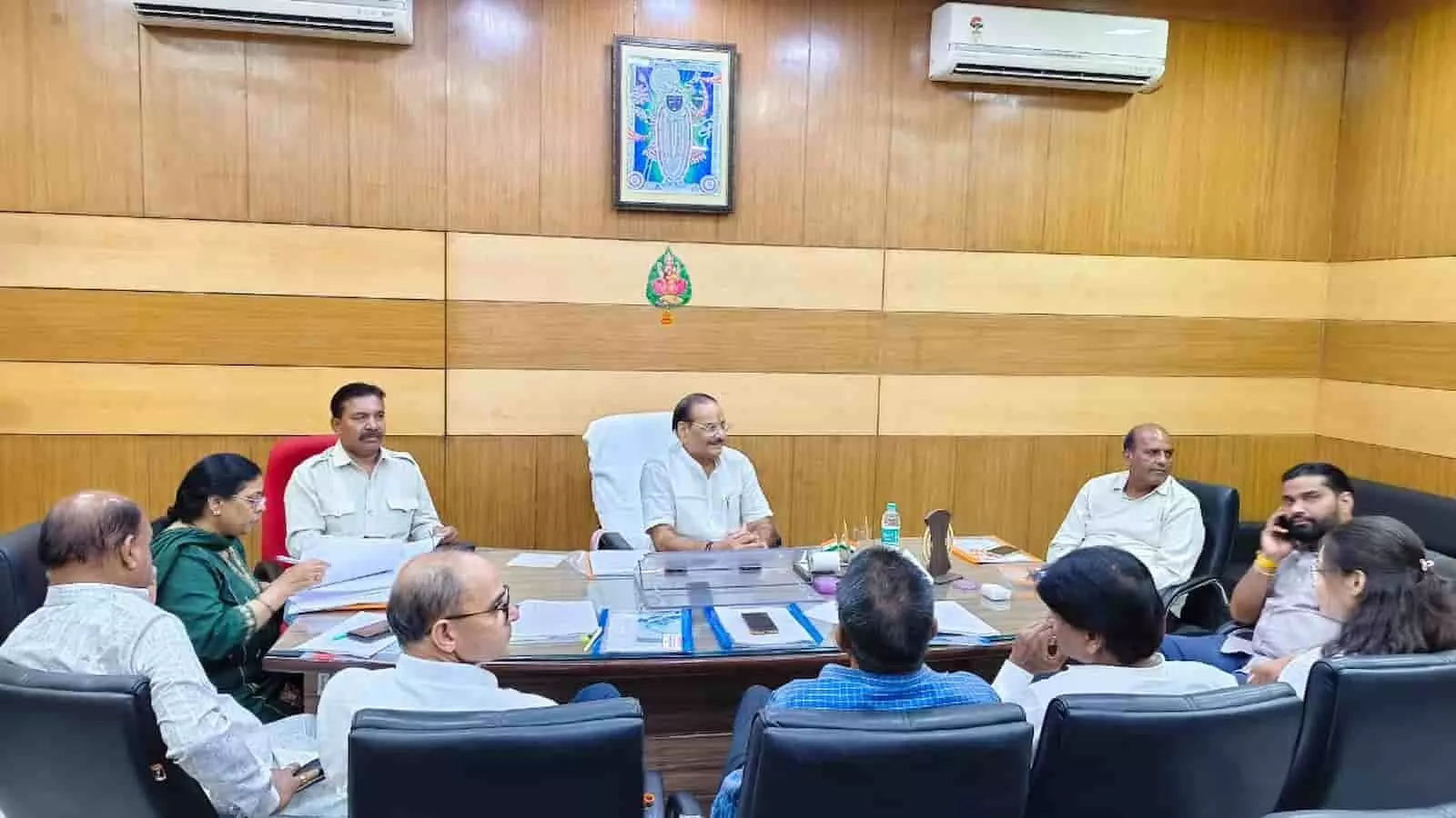 तस्वीर में कोटा नागरिक सहकारी बैंक की संचालक मण्डल बैठक में चर्चा करते पदाधिकारी। तस्वीर में कोटा नागरिक सहकारी बैंक की संचालक मण्डल बैठक में चर्चा करते पदाधिकारी।