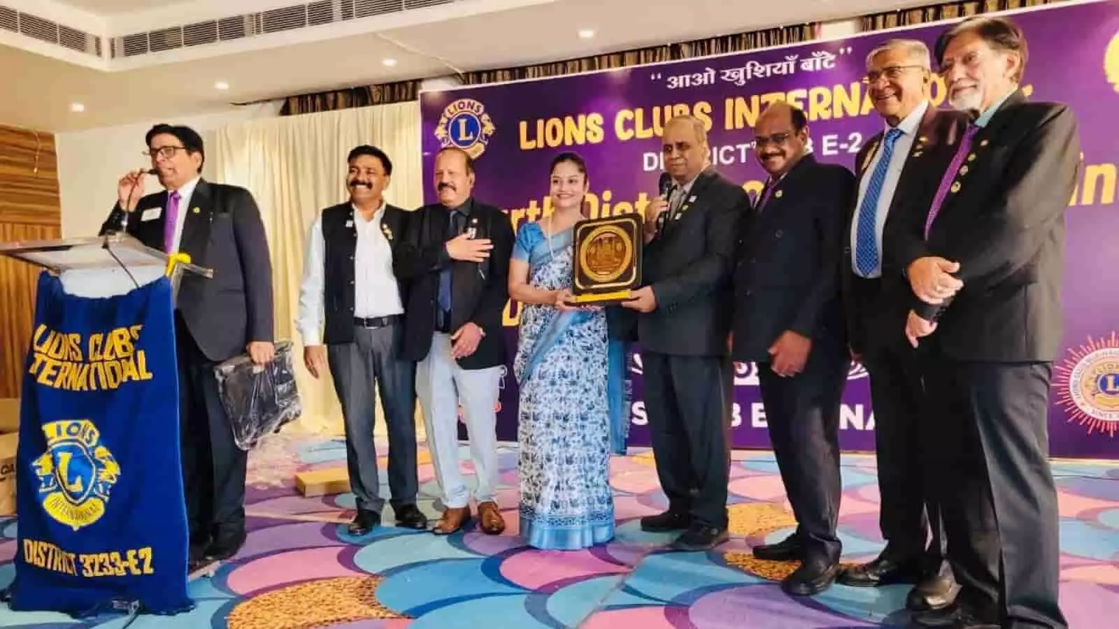 तस्वीर में लायंस क्लब कोटा की सोनल नंदवाना मंच पर पुरस्कार ग्रहण करती हुई दिख रही हैं। तस्वीर में लायंस क्लब कोटा की सोनल नंदवाना मंच पर पुरस्कार ग्रहण करती हुई दिख रही हैं।