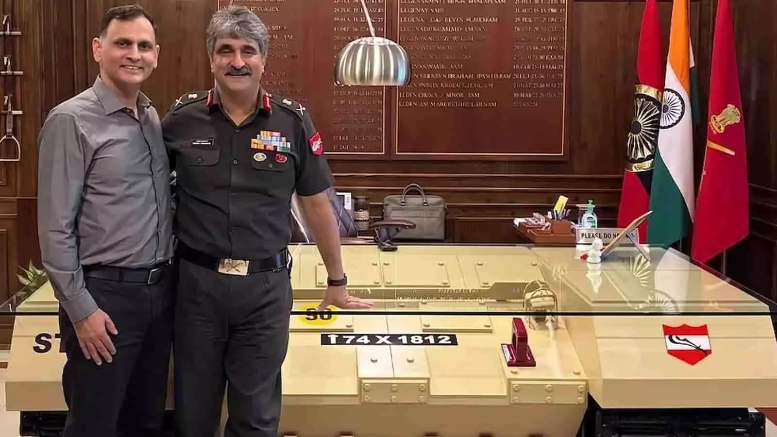 टैंक के आकार की डेस्क के पास खड़े लेफ्टिनेंट जनरल राजेश पुष्कर का कार्यालय। टैंक के आकार की डेस्क के पास खड़े लेफ्टिनेंट जनरल राजेश पुष्कर का कार्यालय।