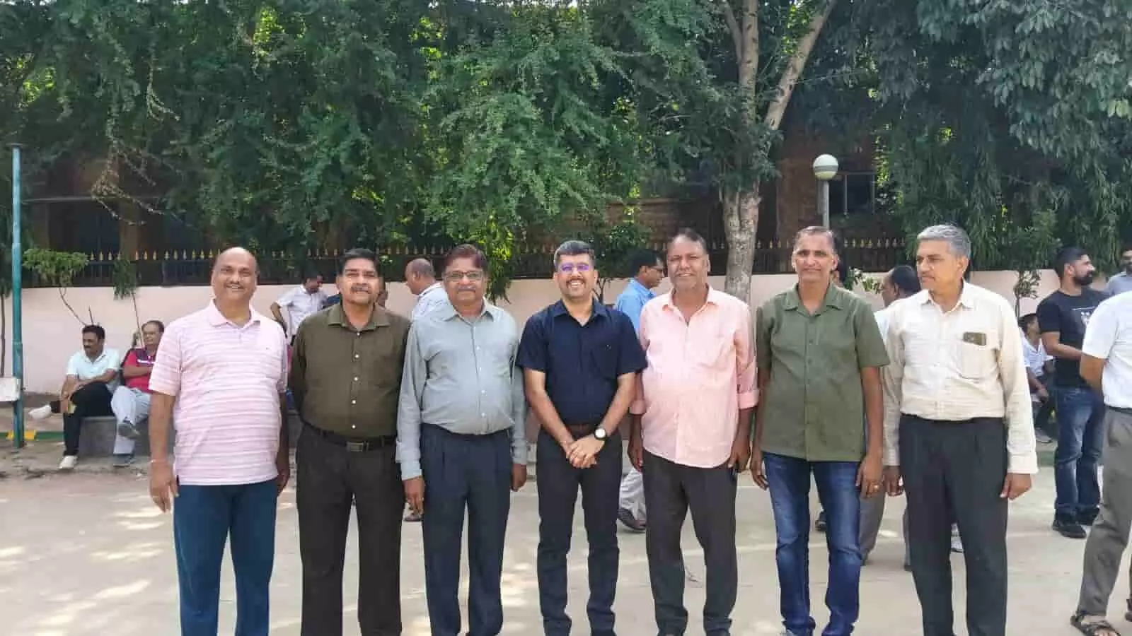 कोटा में पर्यावरण संरक्षण अभियान के तहत पौधा लगाते हुए प्रादेशिक सेवारत वैश्य संस्था के सदस्य। कोटा में पर्यावरण संरक्षण अभियान के तहत पौधा लगाते हुए प्रादेशिक सेवारत वैश्य संस्था के सदस्य।
